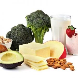 Enthält Calcium: Milch und Milcherzeugnisse (Hartkäse) sowie Avocado, Brokkoli, Mandeln, Vollkorngetreide, Hülsenfrüchte